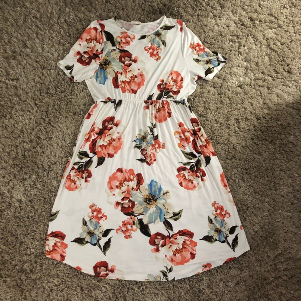 First Look White Floral Dress w/pockets...size 3X